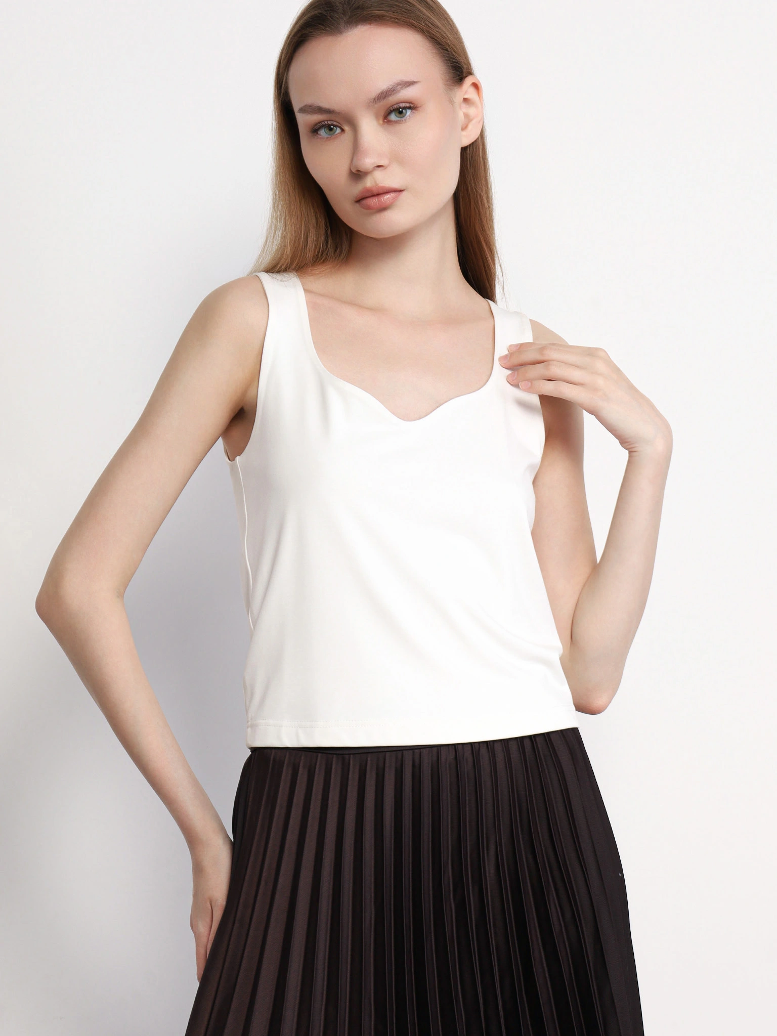 Майка белого цвета прямого кроя